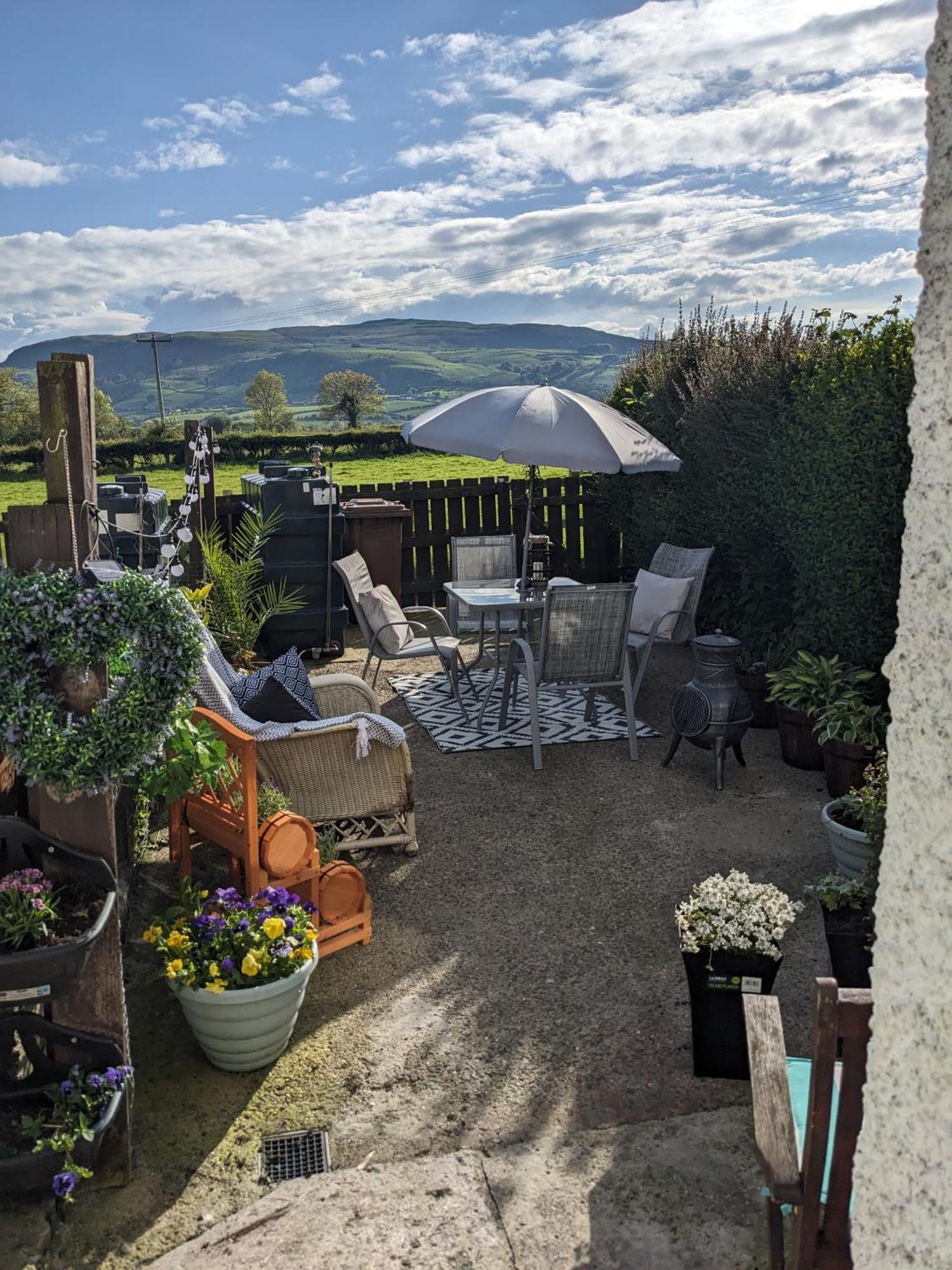 Cosy Cottage With Sea & Mountain Views คาร์นโลห์ ภายนอก รูปภาพ